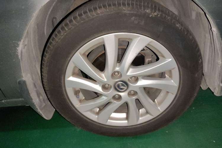 Used Mazda 5 2013 2.0L Automatic Comfort Edition Right Front Wheel Hub