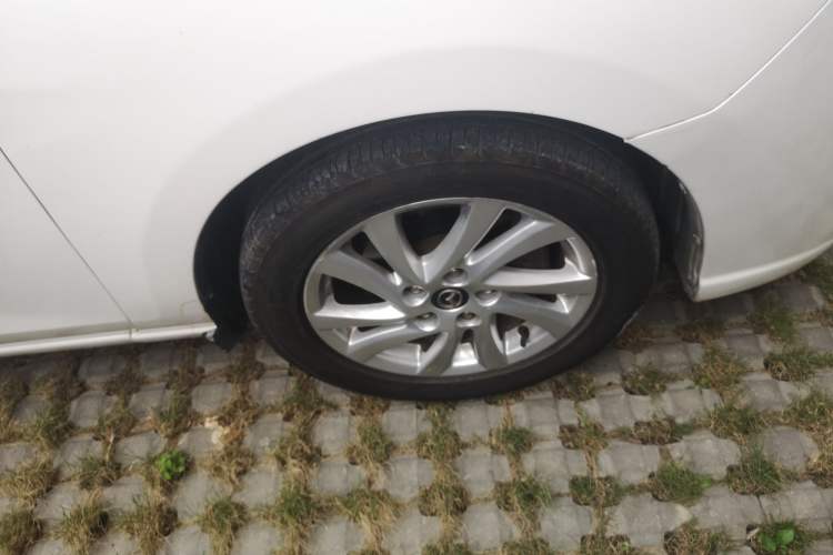 Used Mazda 5 2013 2.0L Automatic Comfort Edition Right Front Wheel Hub