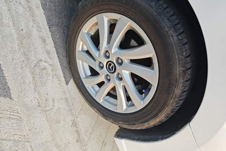 Used Mazda 5 2013 2.0L Automatic Luxury Edition Right Front Wheel Hub