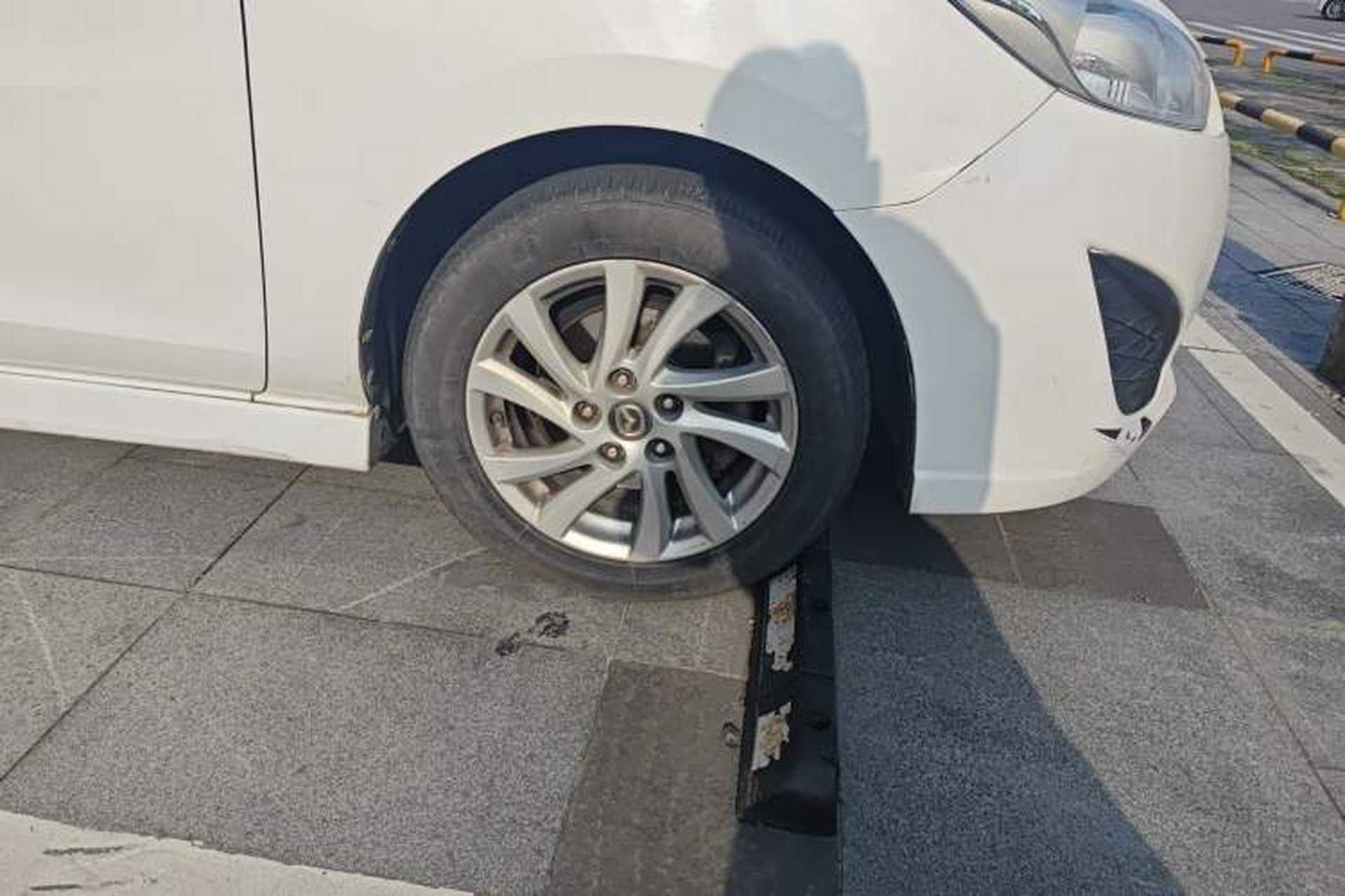 Used Mazda 5 2013 2.0L Automatic Luxury Edition Right Front Wheel Hub