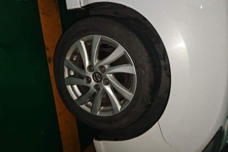 Used Mazda 5 2013 2.0L Automatic Luxury Edition Right Front Wheel Hub