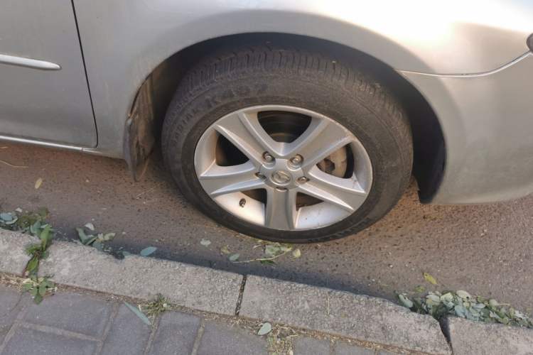 Used Mazda 6 2007 2.0L Automatic Luxury Version Right Front Wheel Hub
