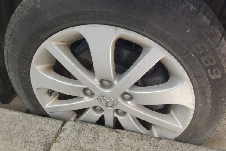 Used Mazda 6 2011 2.0L Automatic Luxury Version Right Front Wheel Hub
