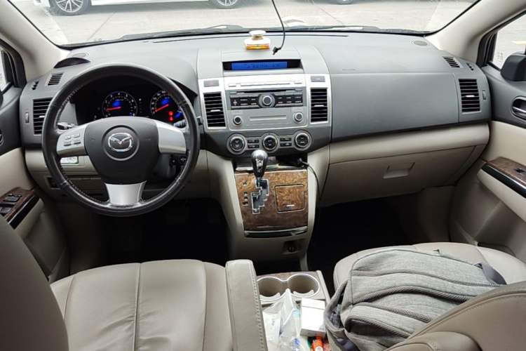 Used Mazda 8 2011 2.3L Deluxe Edition Center Console