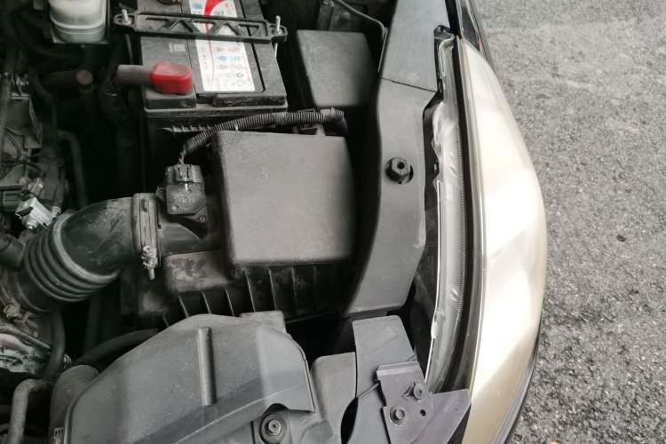 Used Mazda 8 2011 2.3L Deluxe Edition Engine Bay Left