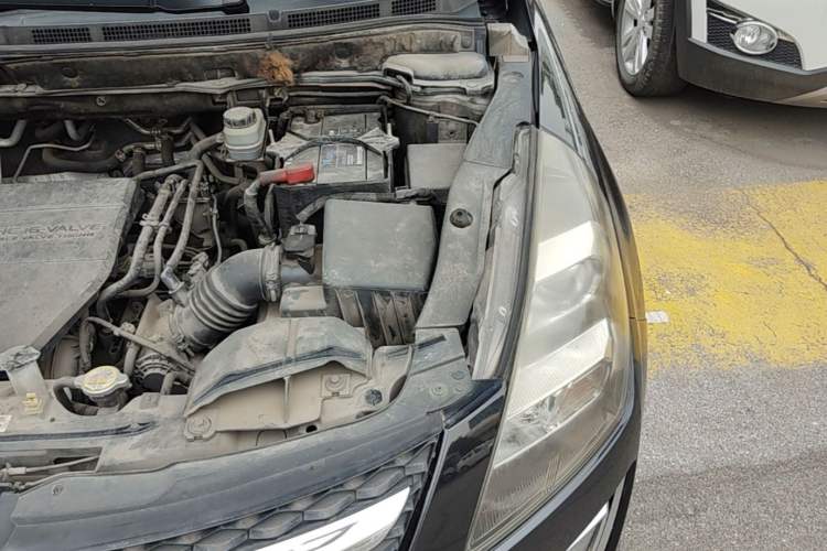 Used Mazda 8 2011 2.3L Deluxe Edition Engine Bay Left