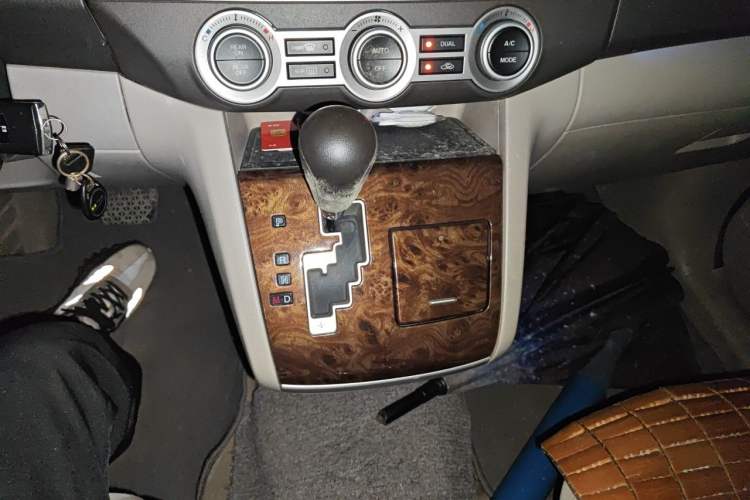 Used Mazda 8 2011 2.3L Elite Edition Gear Lever