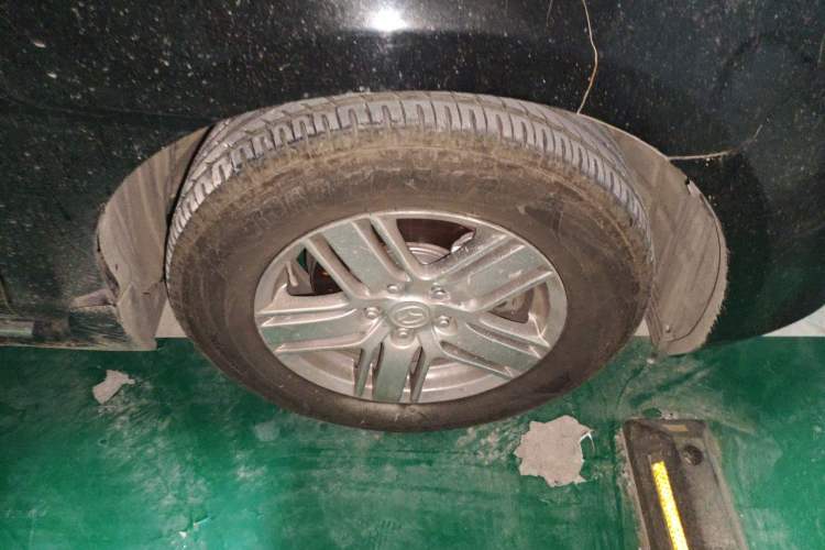 Used Mazda 8 2011 2.3L Ultimate Edition Right Front Wheel Hub