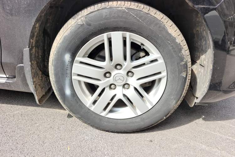 Used Mazda 8 2011 2.3L Deluxe Edition Right Front Wheel Hub