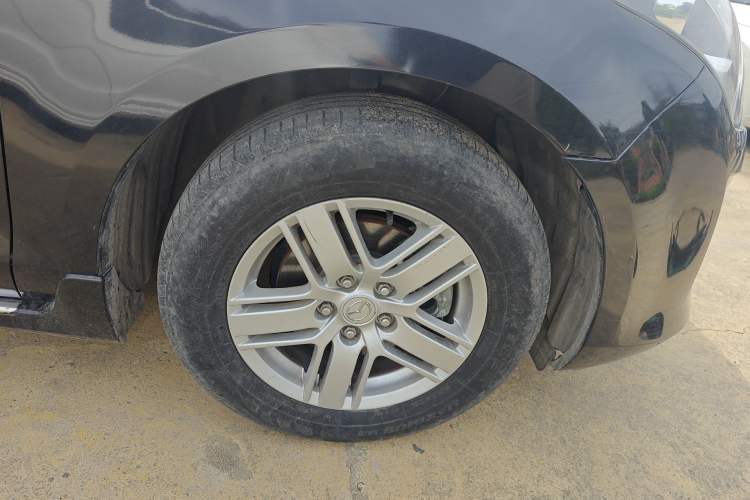 Used Mazda 8 2011 2.3L Deluxe Edition Right Front Wheel Hub