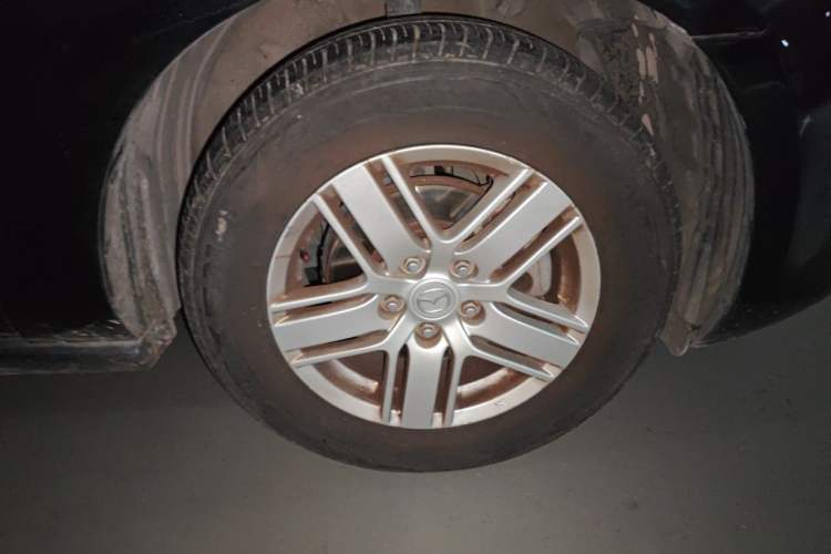 Used Mazda 8 2011 2.3L Elite Edition Right Front Wheel Hub