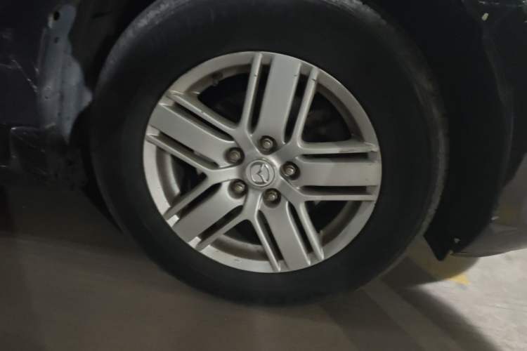 Used Mazda 8 2011 2.3L Deluxe Edition Right Front Wheel Hub