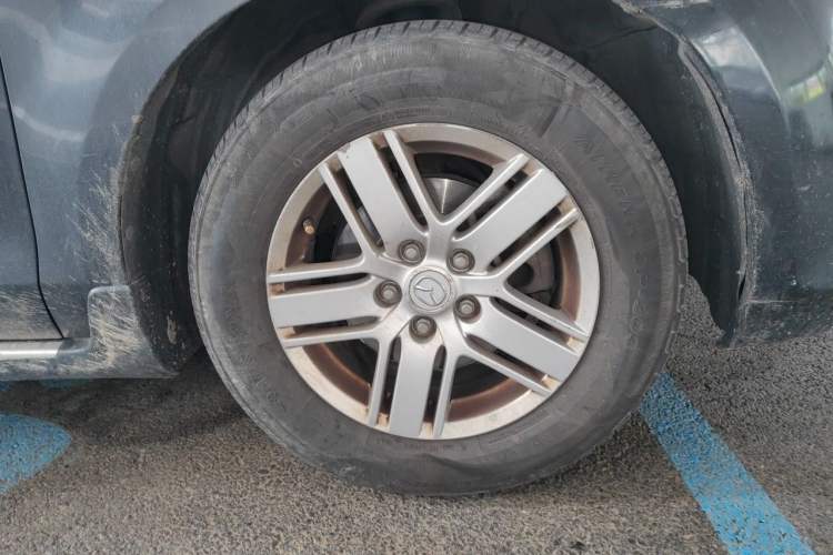 Used Mazda 8 2011 2.3L Deluxe Edition Right Front Wheel Hub
