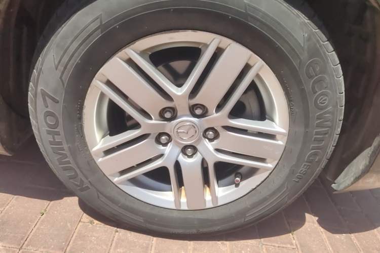 Used Mazda 8 2011 2.3L Deluxe Edition Right Front Wheel Hub