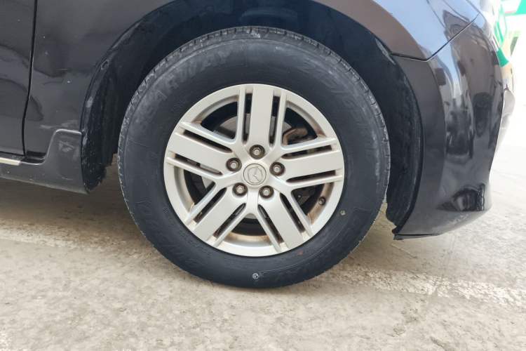 Used Mazda 8 2011 2.3L Ultimate Edition Right Front Wheel Hub