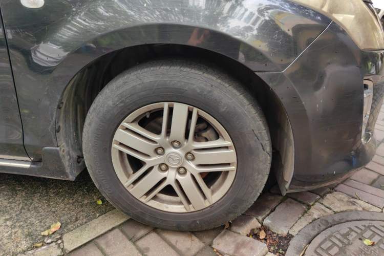 Used Mazda 8 2011 2.3L Deluxe Edition Right Front Wheel Hub