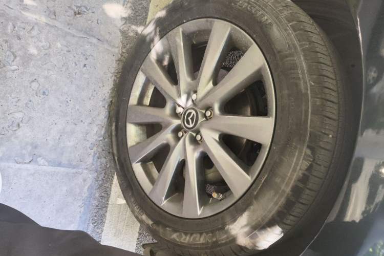 Used Mazda 8 2011 2.3L Deluxe Edition Right Front Wheel Hub