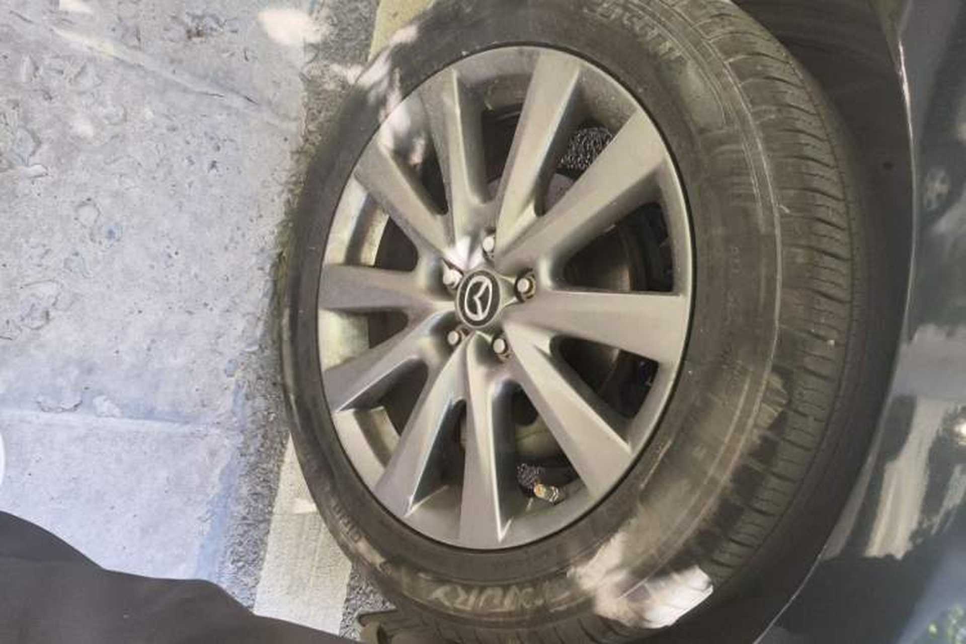 Used Mazda 8 2011 2.3L Deluxe Edition Right Front Wheel Hub