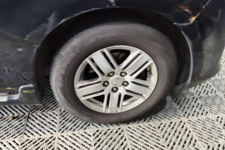 Used Mazda 8 2011 2.3L Deluxe Edition Right Front Wheel Hub