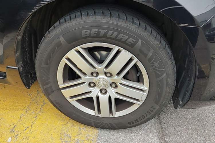 Used Mazda 8 2011 2.3L Deluxe Edition Right Front Wheel Hub