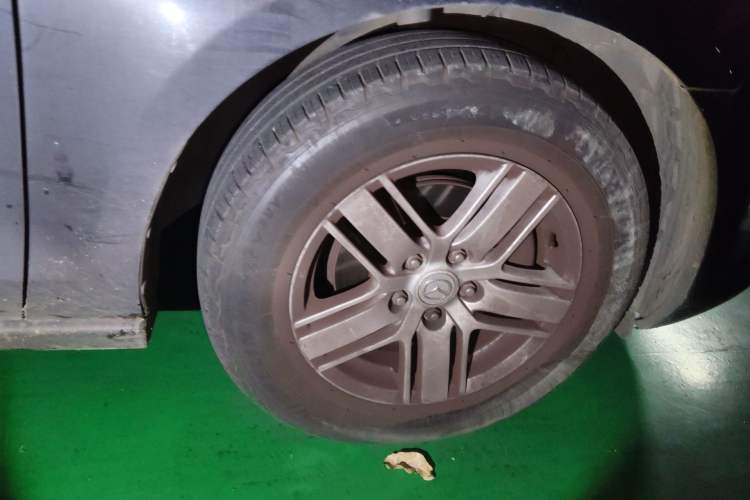 Used Mazda 8 2011 2.3L Elite Edition Right Front Wheel Hub