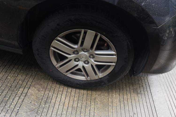Used Mazda 8 2011 2.3L Elite Edition Right Front Wheel Hub