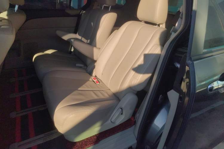 Used Mazda 8 2011 2.3L Ultimate Edition Interior 1