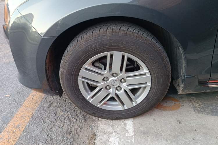 Used Mazda 8 2011 2.3L Deluxe Edition Left Front Wheel Hub