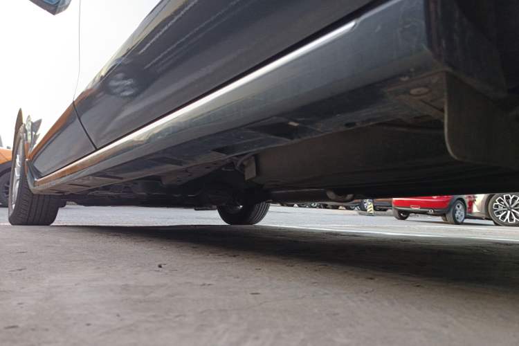 Used Mazda 8 2011 2.3L Deluxe Edition Left Side Sill