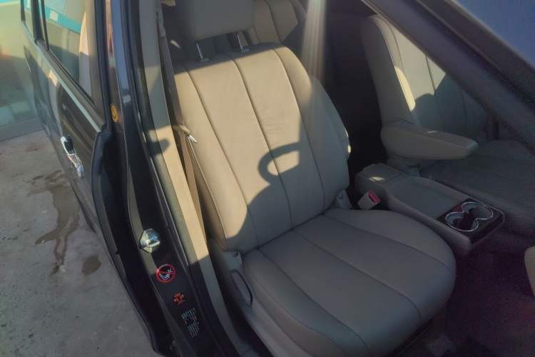 Used Mazda 8 2011 2.3L Ultimate Edition Right Front Seat