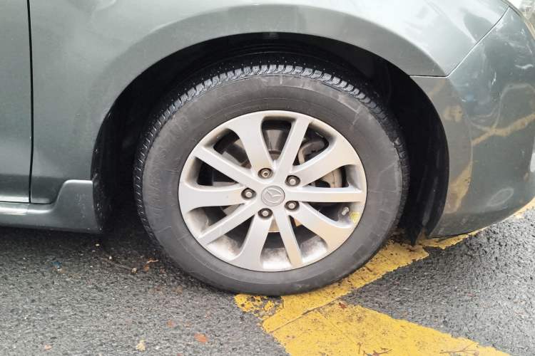 Used Mazda 8 2011 2.3L Deluxe Edition Right Front Wheel Hub