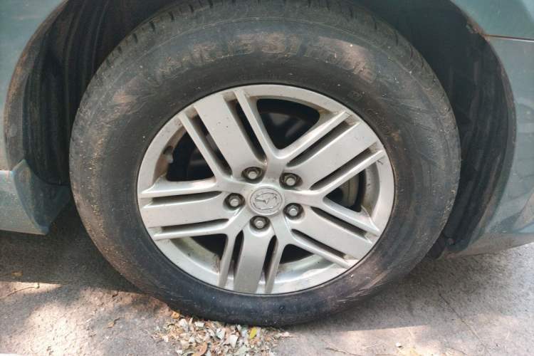 Used Mazda 8 2011 2.3L Ultimate Edition Right Front Wheel Hub