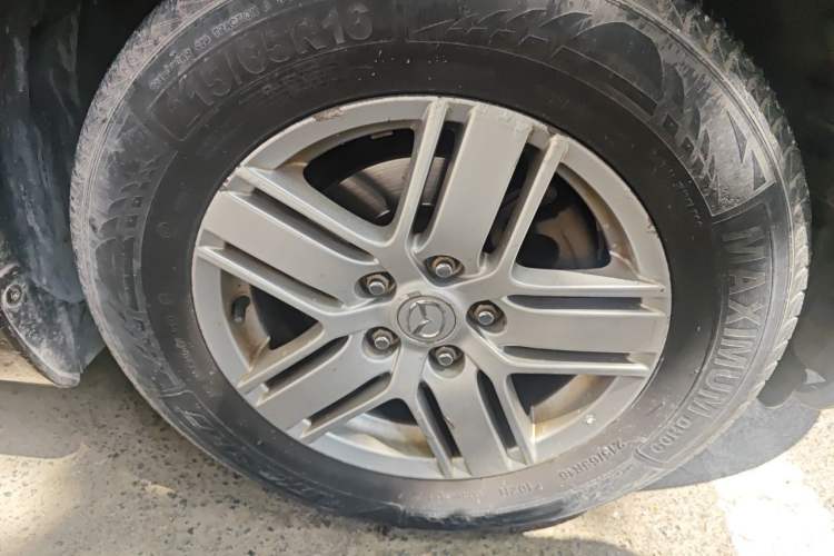 Used Mazda 8 2011 2.3L Deluxe Edition Right Front Wheel Hub