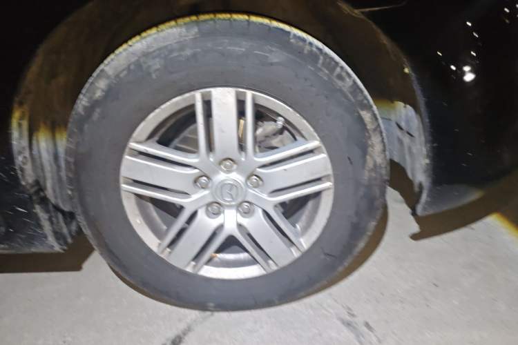 Used Mazda 8 2011 2.3L Ultimate Edition Right Front Wheel Hub