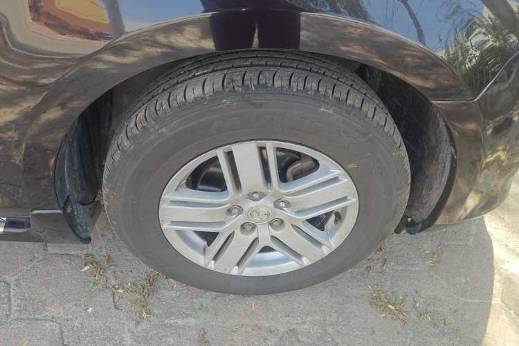 Used Mazda 8 2011 2.3L Deluxe Edition Right Front Wheel Hub