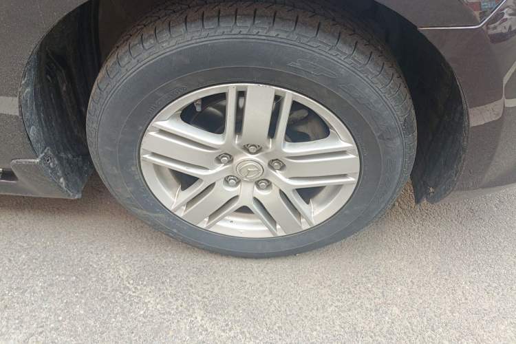 Used Mazda 8 2011 2.3L Deluxe Edition Right Front Wheel Hub