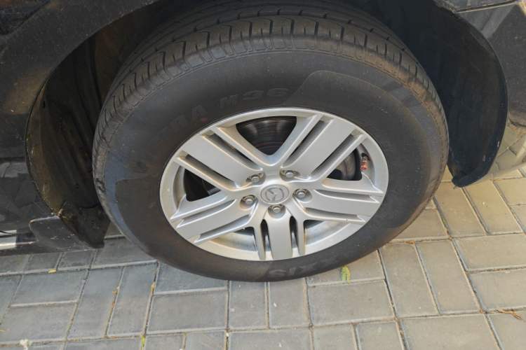 Used Mazda 8 2011 2.3L Ultimate Edition Right Front Wheel Hub