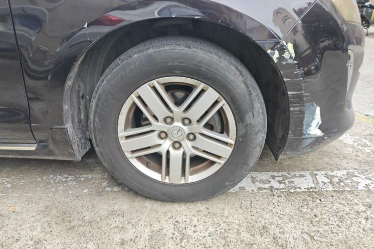 Used Mazda 8 2011 2.3L Deluxe Edition Right Front Wheel Hub