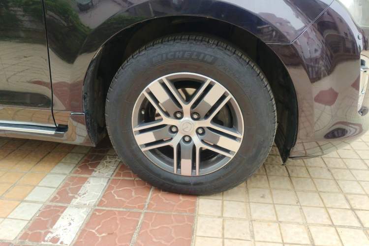 Used Mazda 8 2011 2.3L Ultimate Edition Right Front Wheel Hub