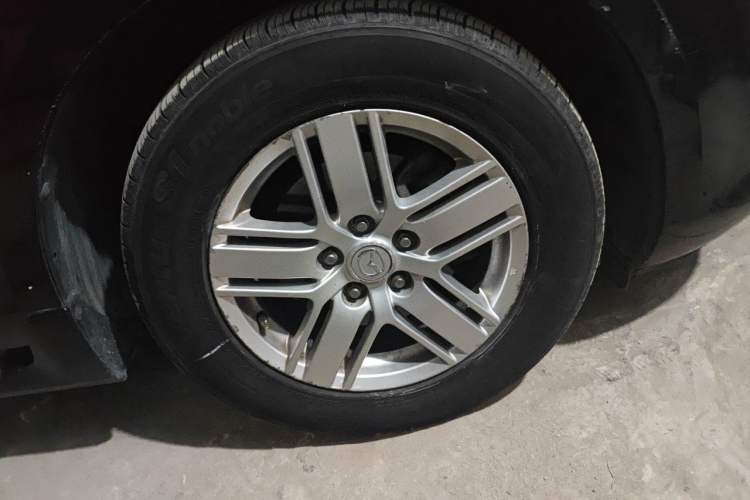 Used Mazda 8 2011 2.3L Deluxe Edition Right Front Wheel Hub
