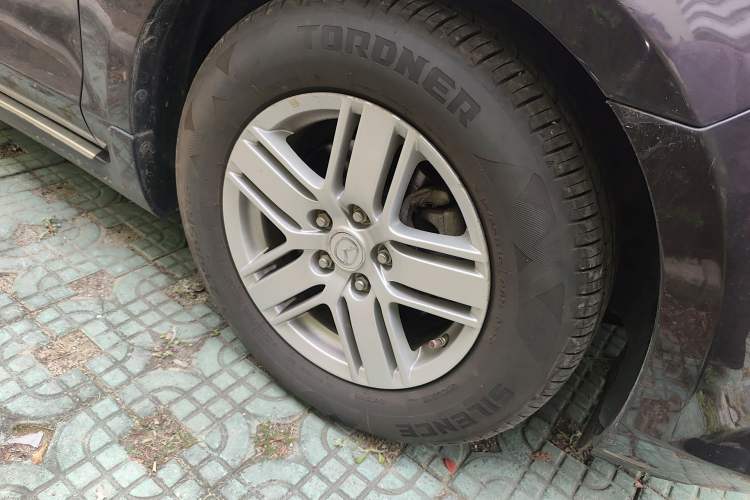 Used Mazda 8 2011 2.3L Deluxe Edition Right Front Wheel Hub