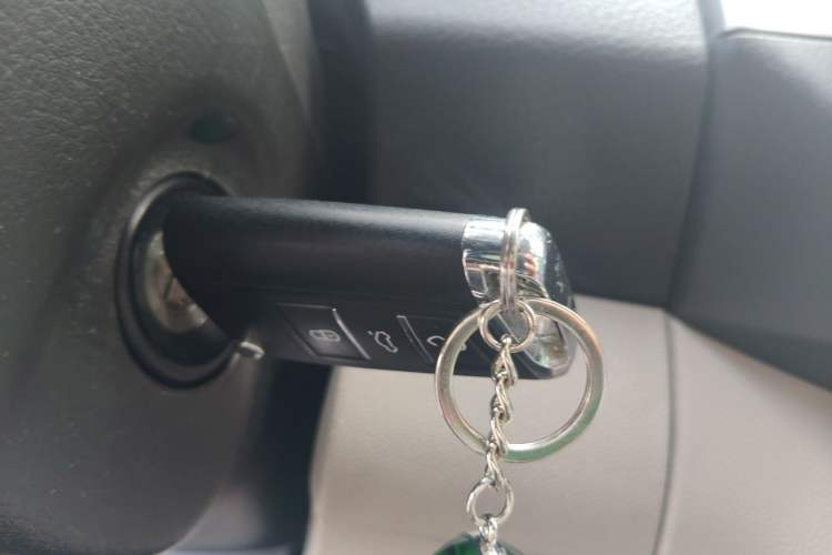 Used Mazda 8 2011 2.3L Elite Edition Vehicle Key