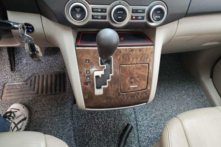Used Mazda 8 2011 2.3L Elite Edition Gear Lever