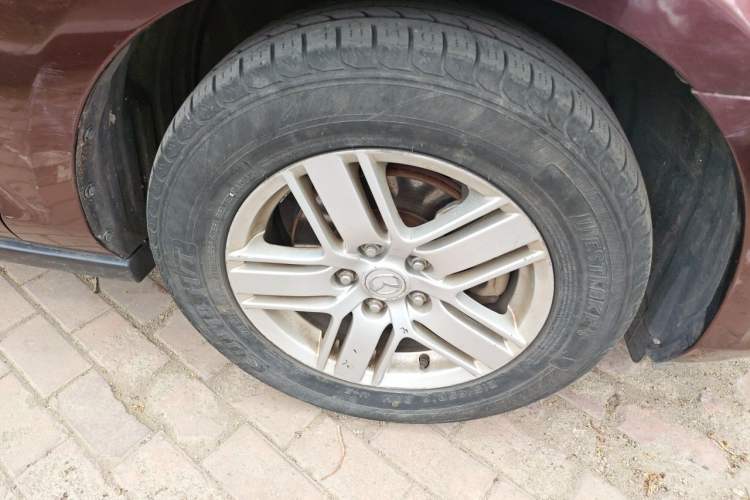 Used Mazda 8 2011 2.3L Elite Edition Right Front Wheel Hub