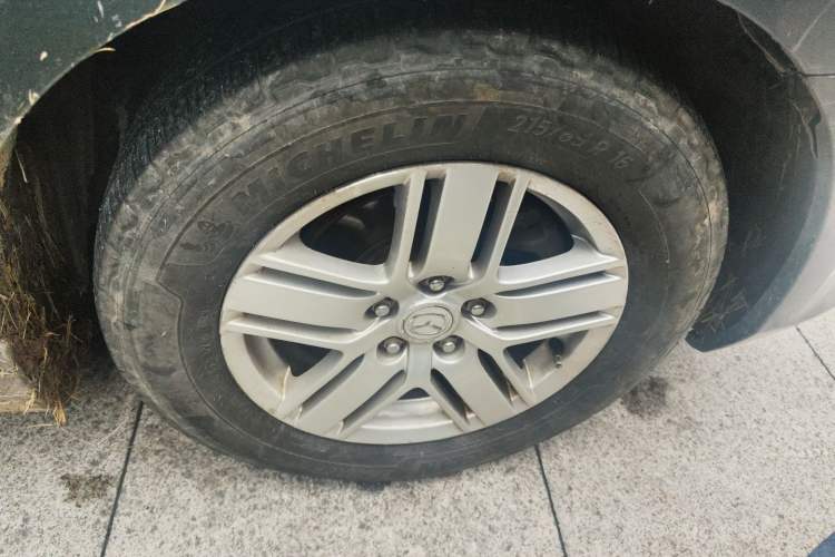 Used Mazda 8 2011 2.3L Deluxe Edition Right Front Wheel Hub
