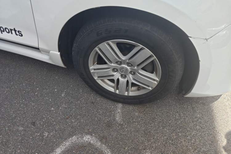 Used Mazda 8 2011 2.3L Deluxe Edition Right Front Wheel Hub