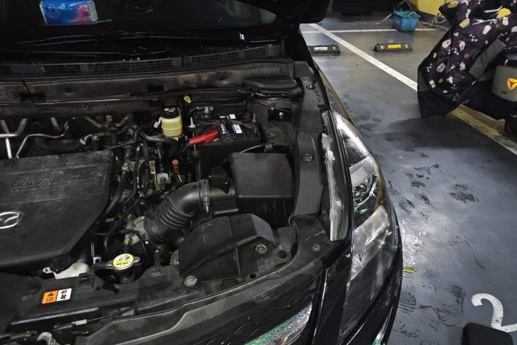 Used Mazda 8 2013 2.5L Deluxe Edition Engine Bay Left