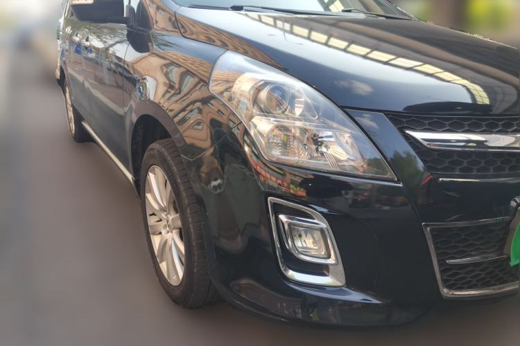 Used Mazda 8 2013 2.5L Ultimate Edition Front Right 45 Deg