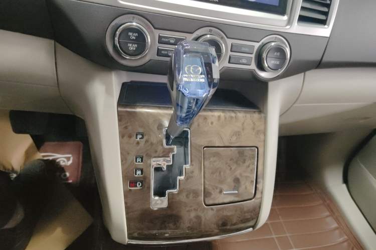 Used Mazda 8 2013 2.5L Ultimate Edition Gear Lever
