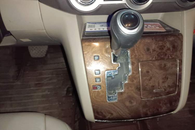 Used Mazda 8 2013 2.5L Ultimate Edition Gear Lever